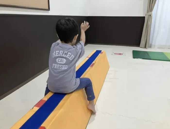 AIAI PLUS 高殿(児童発達支援・保育所等訪問支援・放課後等デイサービス)/11月11日(平均台)