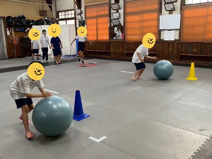スポーツとまなびのひろば阿倍野校/【運動】バランスボール運動をしました