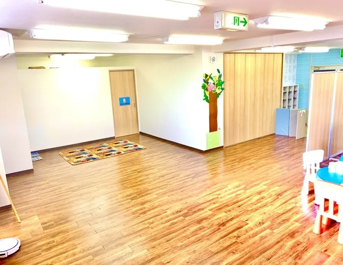 広~い教室で理学療法士監修のサーキットトレーニングも行います