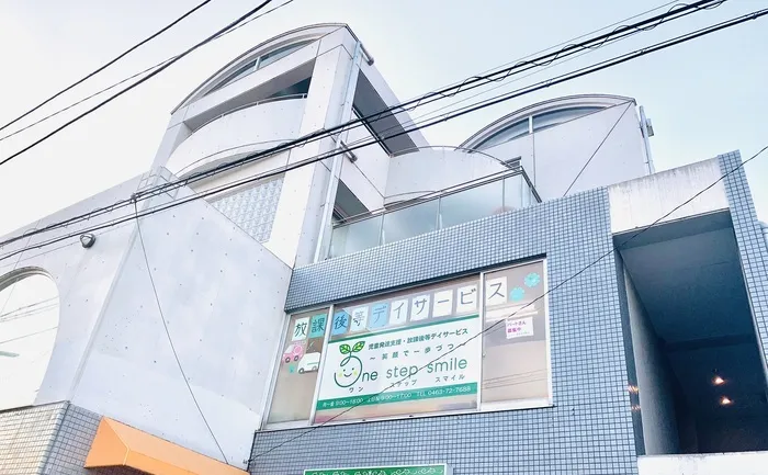 道路に面していて明るい外観