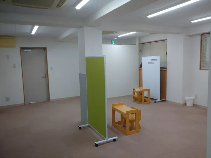 パーテーションで課題、遊びの目的に応じて区切っています。