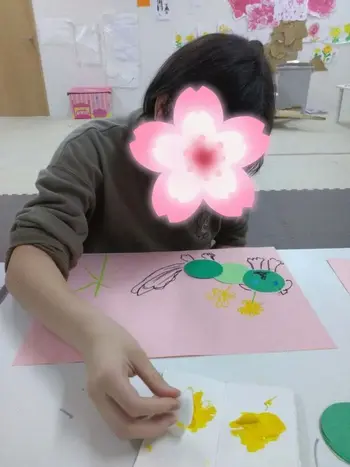 放課後デイサービスtoiro　小田栄/【菜の花とアオムシの壁面制作】