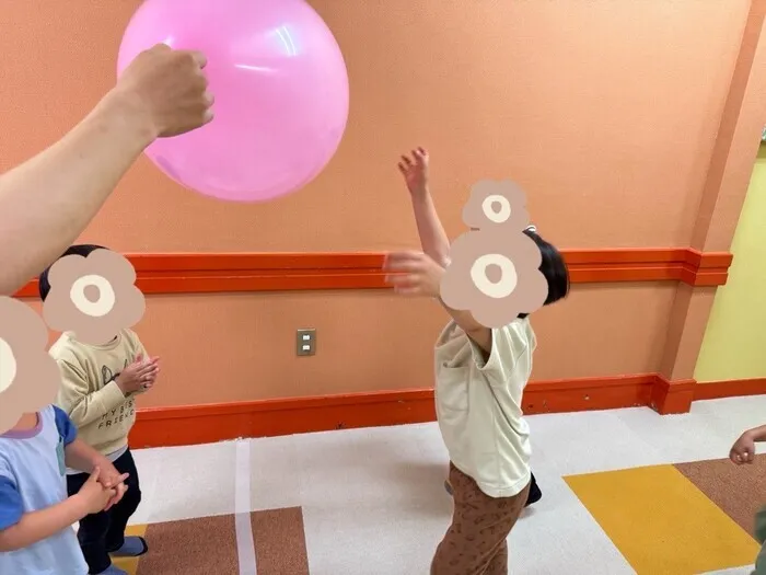 ここいろキッズ虹/みんなで「風船おとしゲーム」！