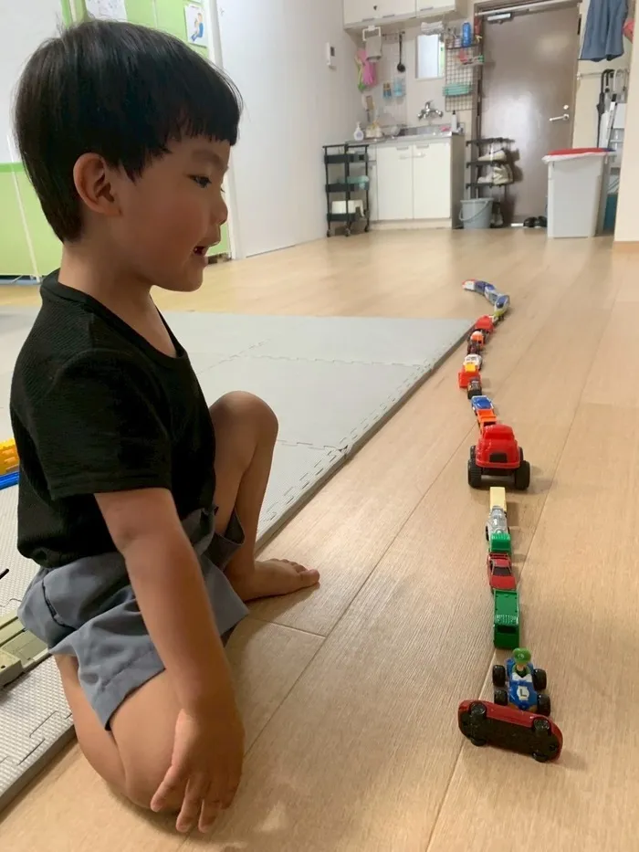 ライズ児童デイサービスひらのの家/車と電車を並べてみました！