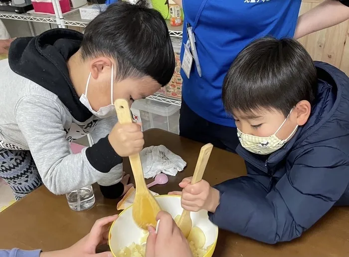 ライズ児童デイサービスひらのの家/じゃがりこと豆腐ナゲット作り😋