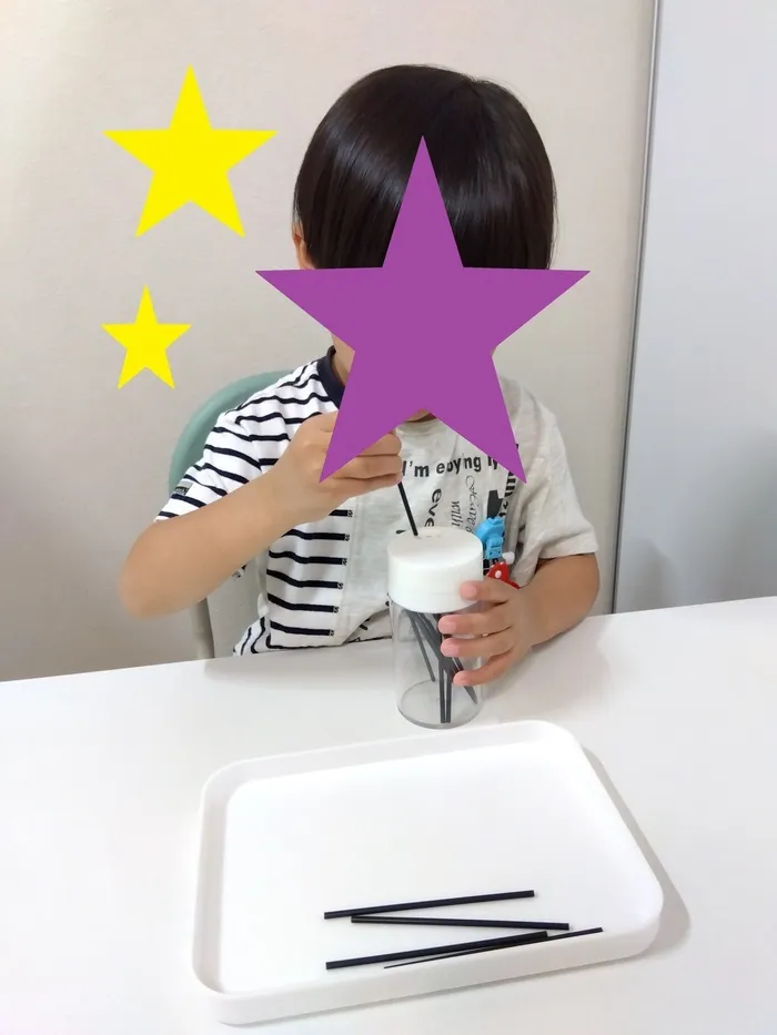 イーライフジュニア・スマイル/個別課題の様子～ストロー入れ～