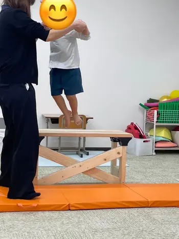 フォレストキッズ熱田教室/療育の様子～膝が曲がらない子向けのジャンプの練習‼～