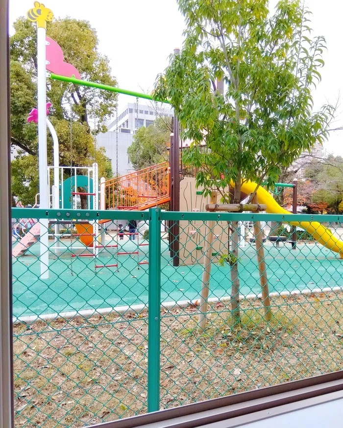 窓の外(すぐとなり)には池田駅前公園が見えます
