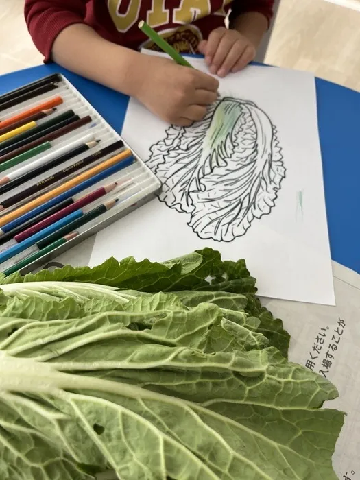 きっずあいらんど川崎台町教室/本物の野菜を見てぬり絵をしよう🥬