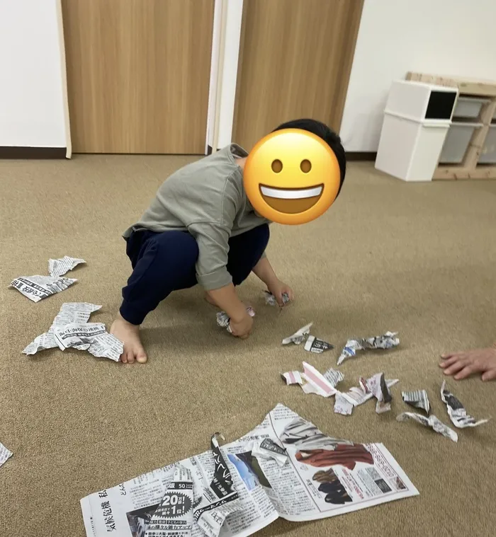 フォレストキッズ八事教室/「新聞あそび」ちぎって、丸めて、なげてみて