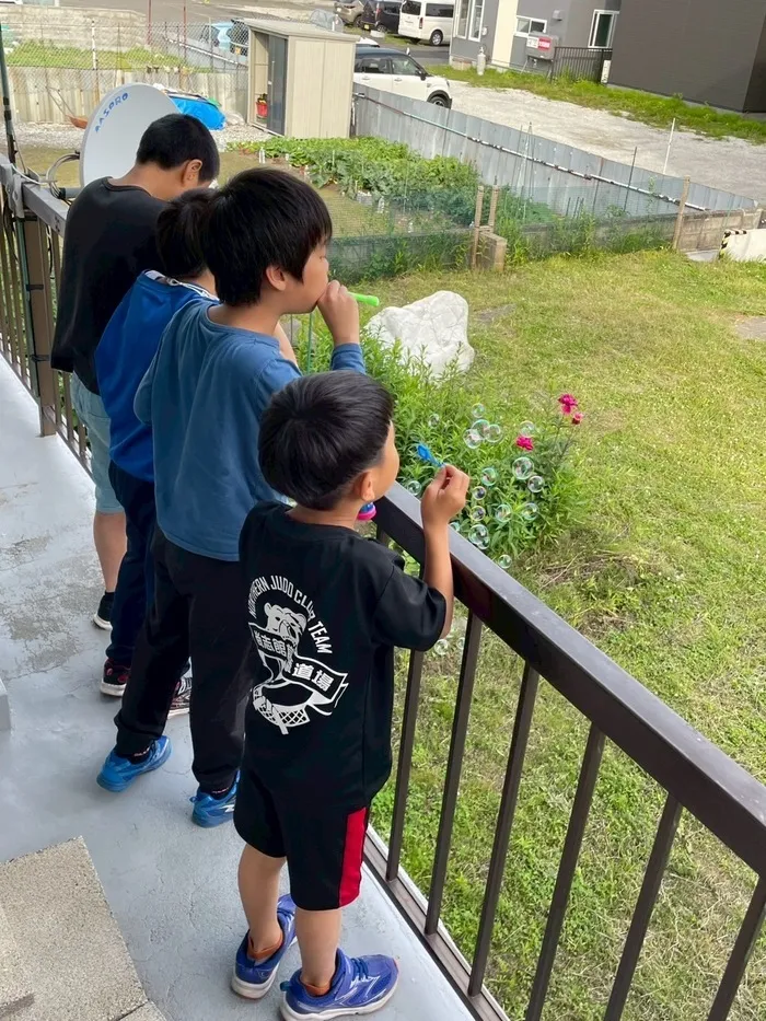 シャボン玉→天気のいい日は外での活動も行っています♪