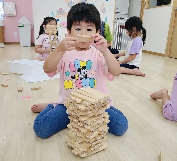  【こぱんはうすさくら川崎大島教室】午前中の未就園児と就園児の土日に空きあります。/崩さないように慎重に…！