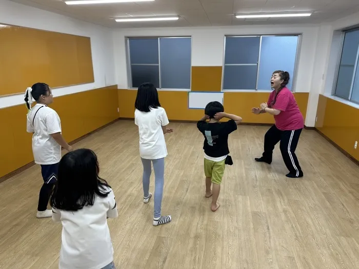 ママ＆キッズ音楽園〜おとのわ/💪運動レッスンの準備体操が…まさかのズンバ⁉️