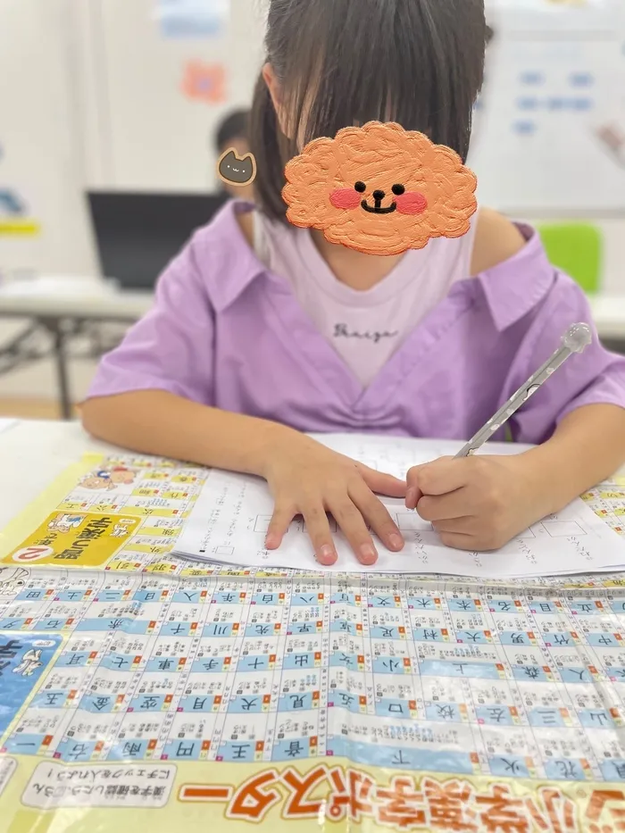 Gripキッズ大宮日進校/✍️漢字表を見ながら、じっくりコツコツ漢字練習！