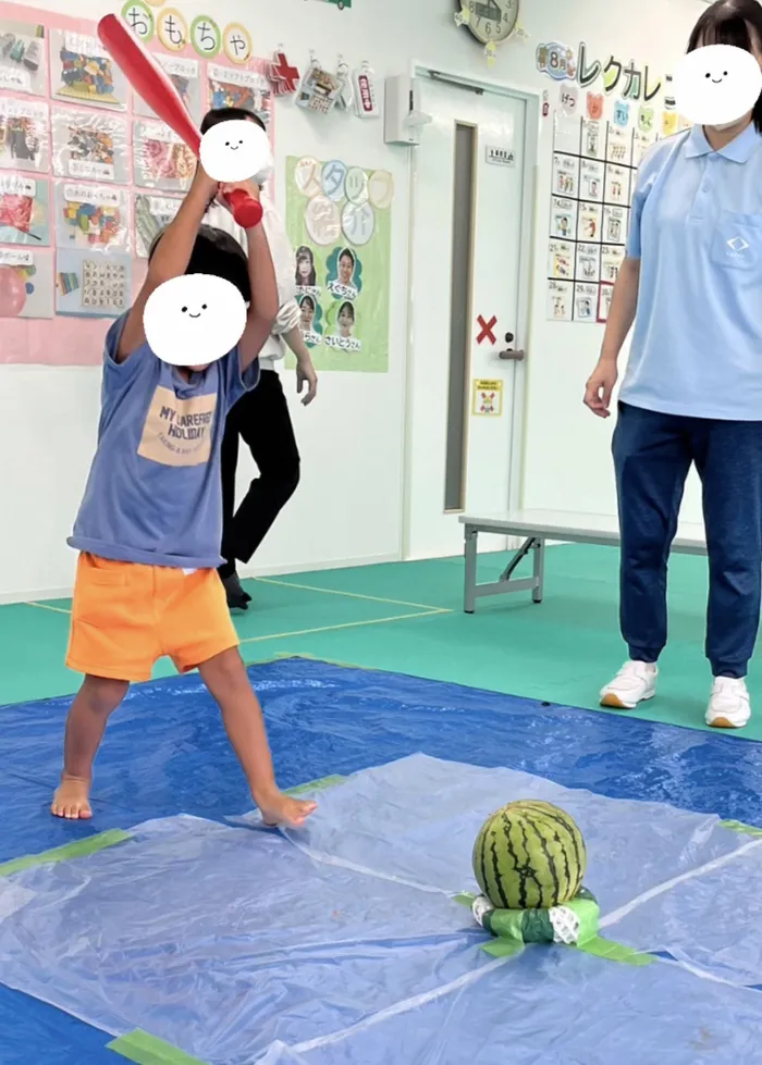 めいとう児童デイサービス　クローバー/狙って狙って！スイカ割り🍉