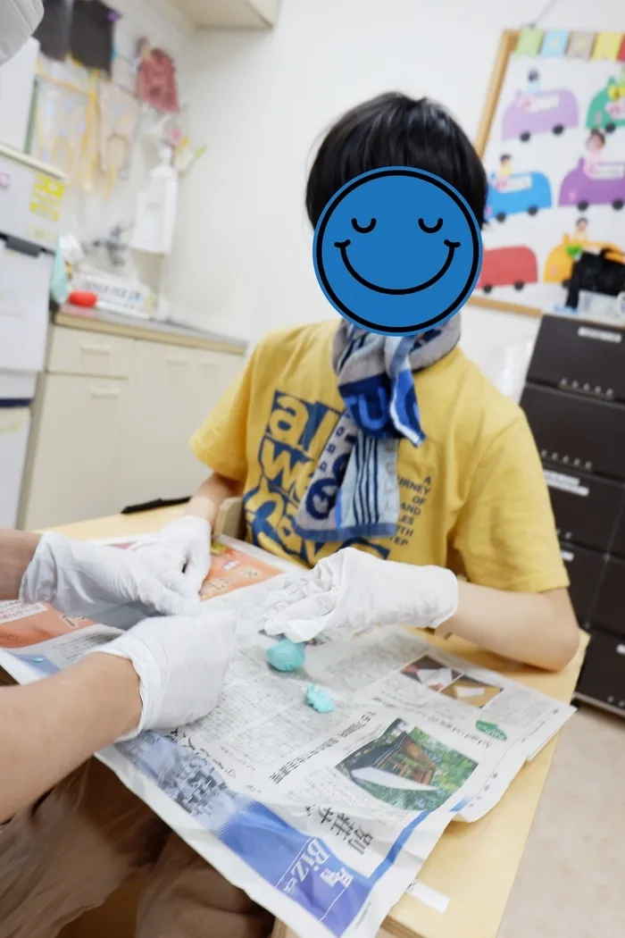 【重心】児童発達支援・放課後等デイサービス 八尾キッズ【送迎サービス完備(車いすやバギーのままご乗車可能)】/ねんどあそび🐸