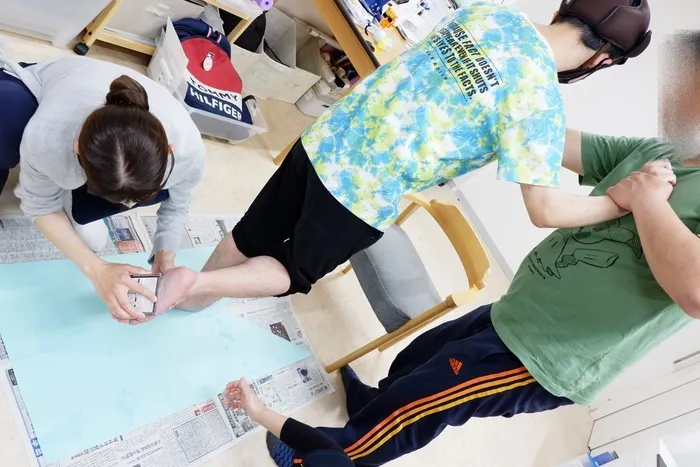 【重心】児童発達支援・放課後等デイサービス 八尾キッズ【送迎サービス完備(車いすやバギーのままご乗車可能)】/こいのぼりの工作