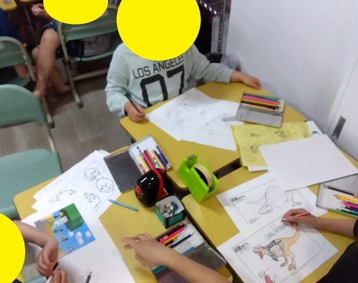 イーライフジュニア・トライ/自由遊びの様子「ぬりえの時間✏️」