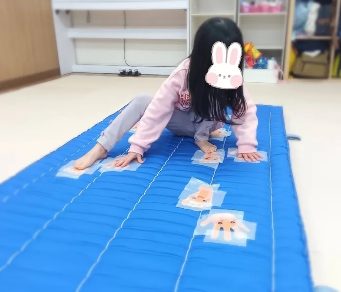 児童発達支援事業所　いきるちから4/手と足ぺったん✋🦶🏻