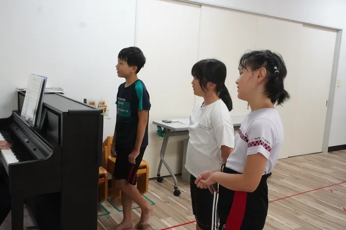 音楽特化型放課後等デイサービスうめっこリズム/総合音楽コースの様子（小学生）