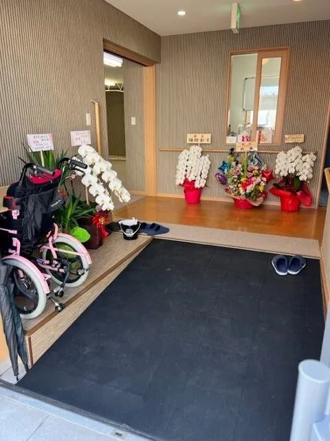 車いすのお子様でもそのまま室内に入ることができます。