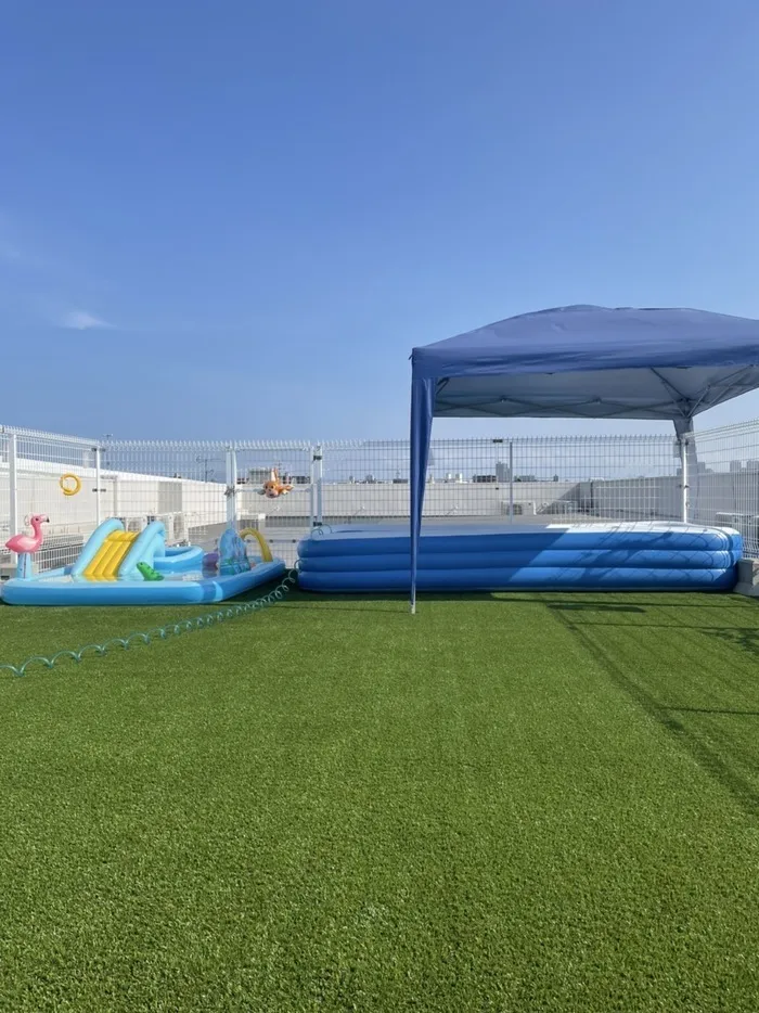 見晴らしのよい屋上で夏はプールができます!