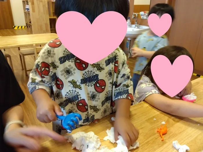 なごやかな森　横尾/感触遊びの様子