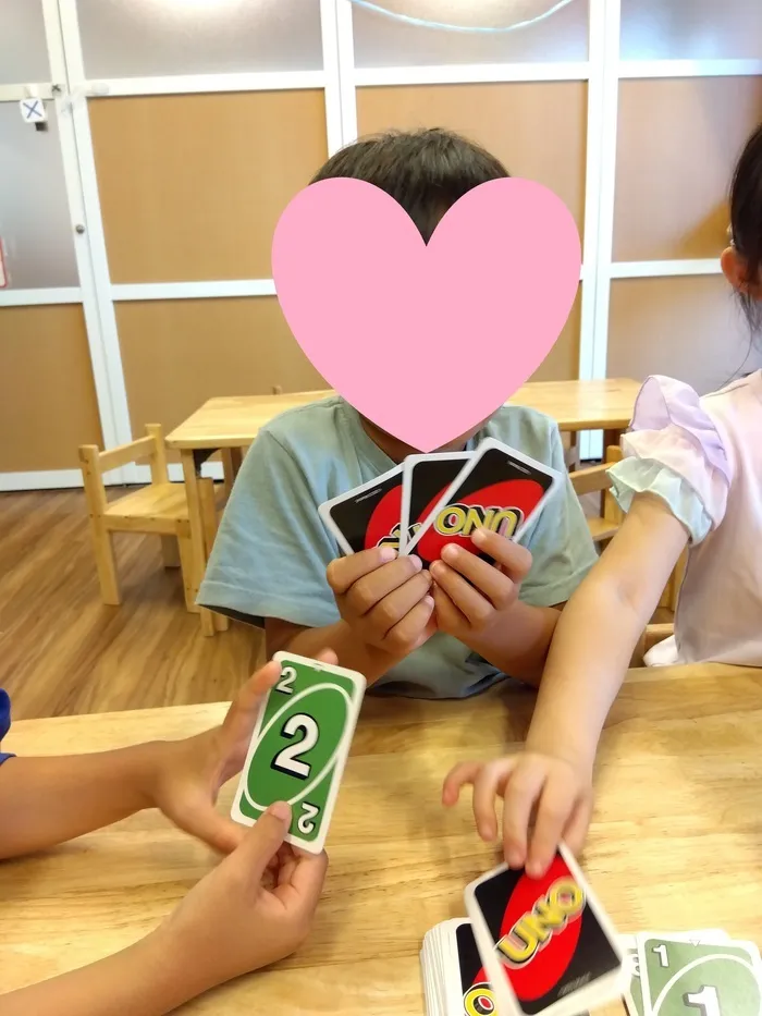 なごやかな森　横尾/カードゲームの様子