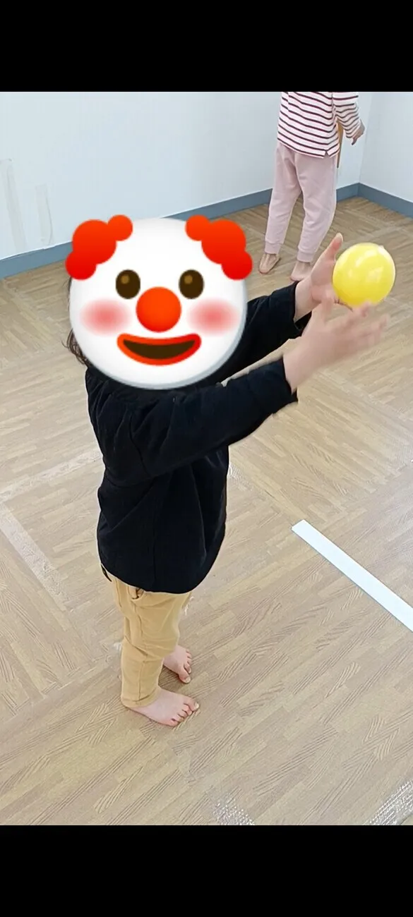 児童発達支援・放課後等デイサービス LUMO三田校/ボールを使ったビジョントレーニング！
