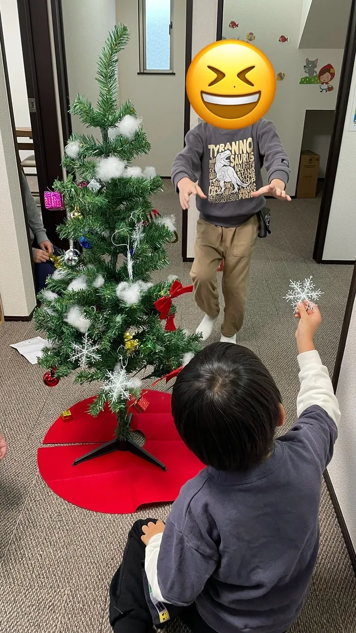 ひまわりキッズ/クリスマスツリーの飾りつけ🎄