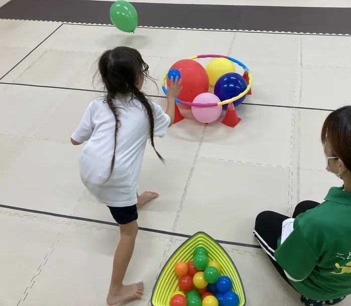 ボールを投げて 風船を押し出せ!ゲーム