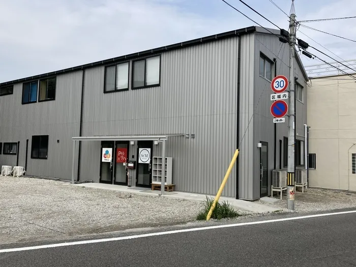 JRの高架下を南へくぐると、proリハ備前です♪