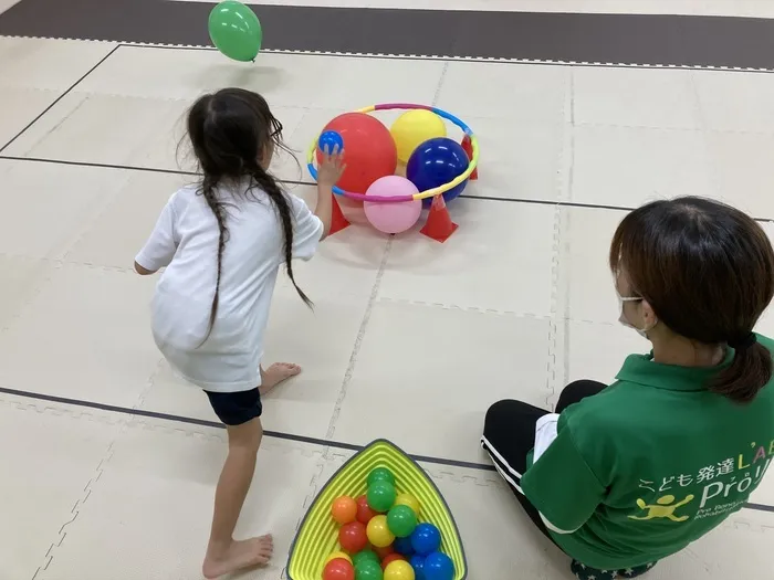 ボールで風船を押し出せ!