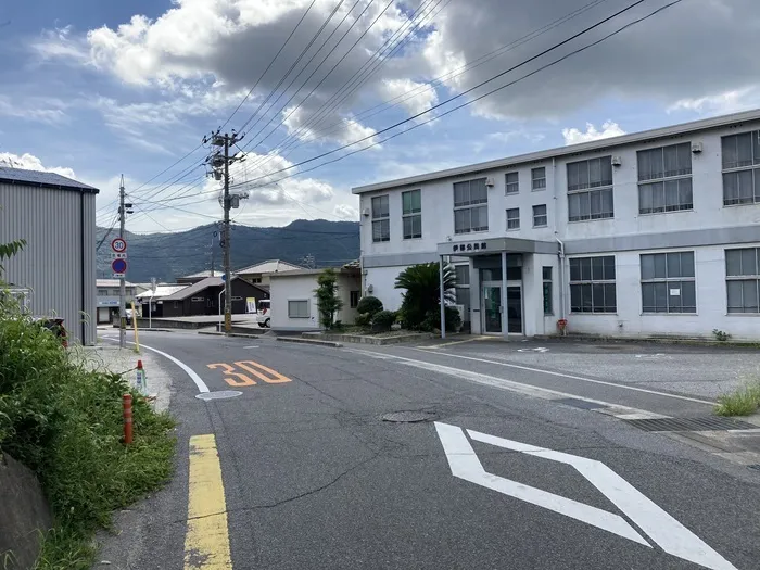 左がproリハ。向かいには旧伊部公民館とシルバー人材センター