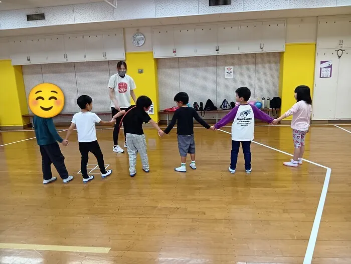 ぱんだキッズ柏原/さんさんプラザでリズムよくとぶ・くぐる・なげる☆