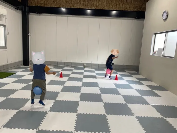 児童発達支援・放課後等デイサービス　すたーりー八尾/ボールを挟んでジャンプ🕴