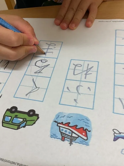 【個別～小集団】AIAI PLUS 阿波座【児童発達支援・放課後等デイサービス・保育所等訪問支援】/11月25日（なぞりがき）