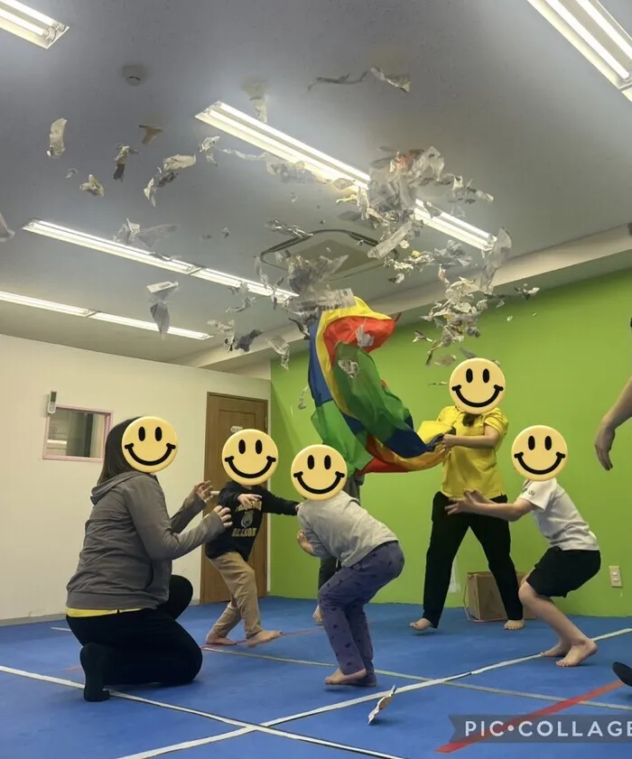 ワールドキッズ水天宮教室/新聞紙遊び