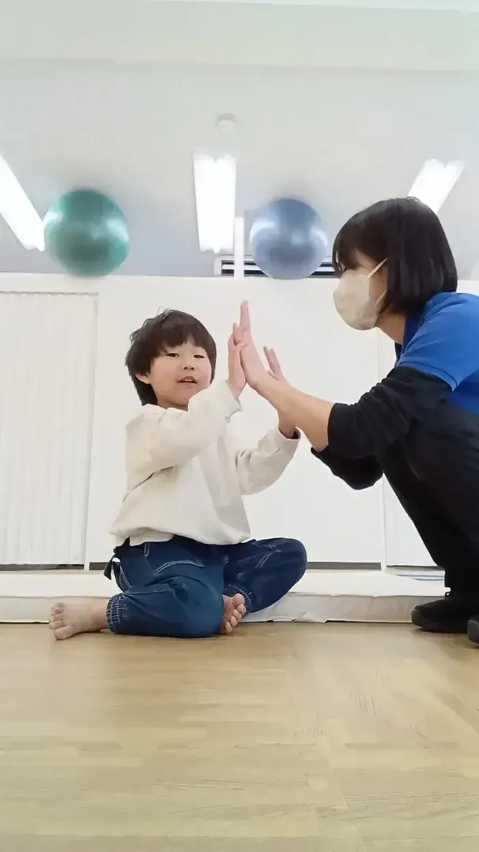 子ども運動教室 LUMO東大阪校/ペアでカラダをほぐそう！