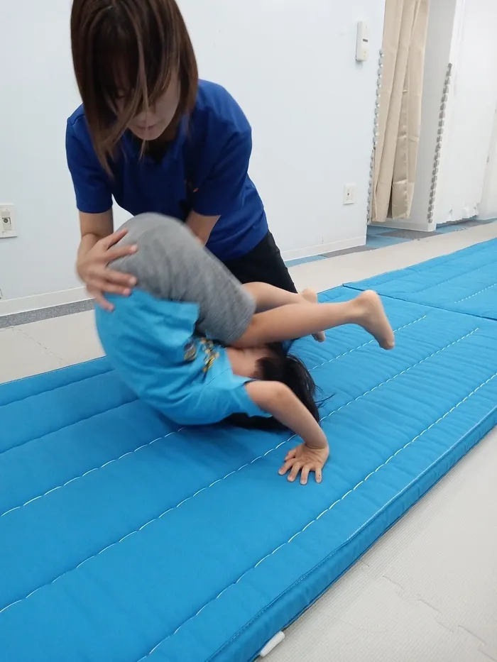 子ども運動教室 LUMO東大阪校/前転・後転は、逆上がりに有効！