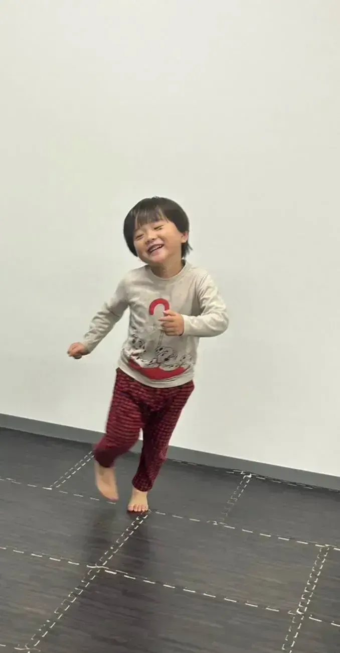 子ども運動教室 LUMO東大阪校/左右を器用に扱うにはグーチョキ横ステップ！