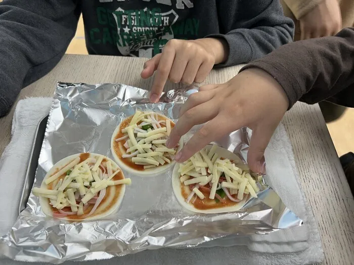 ぐりーん橿原支店/餃子の皮でピザを作りました。