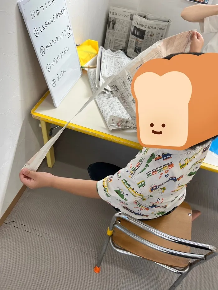 児童発達支援　なかよしくっく/年中男の子　新聞紙をちぎったよ