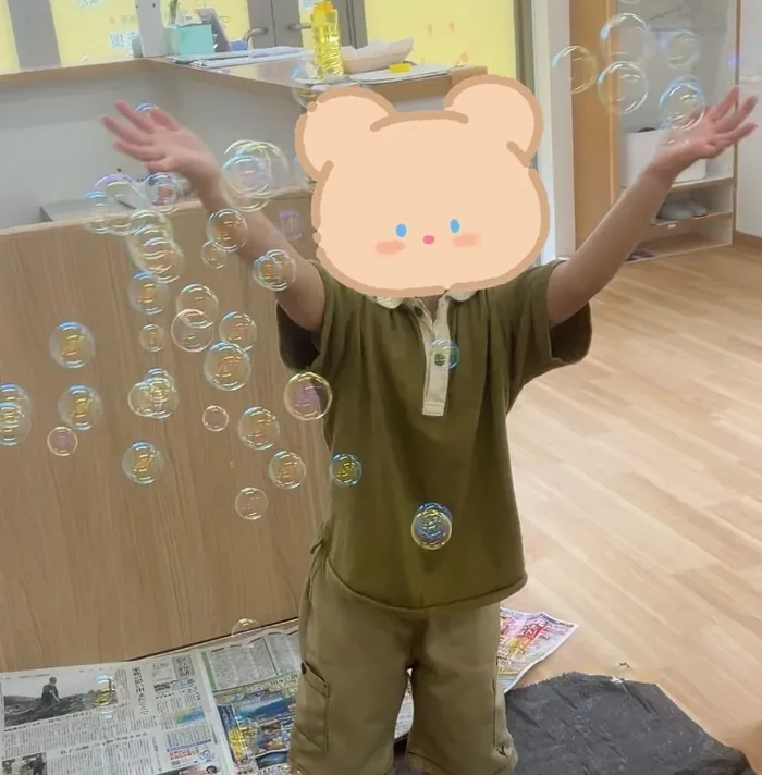 シャボンキャッチ:シャボン玉がいっぱい落ちてくるよ。手でパン