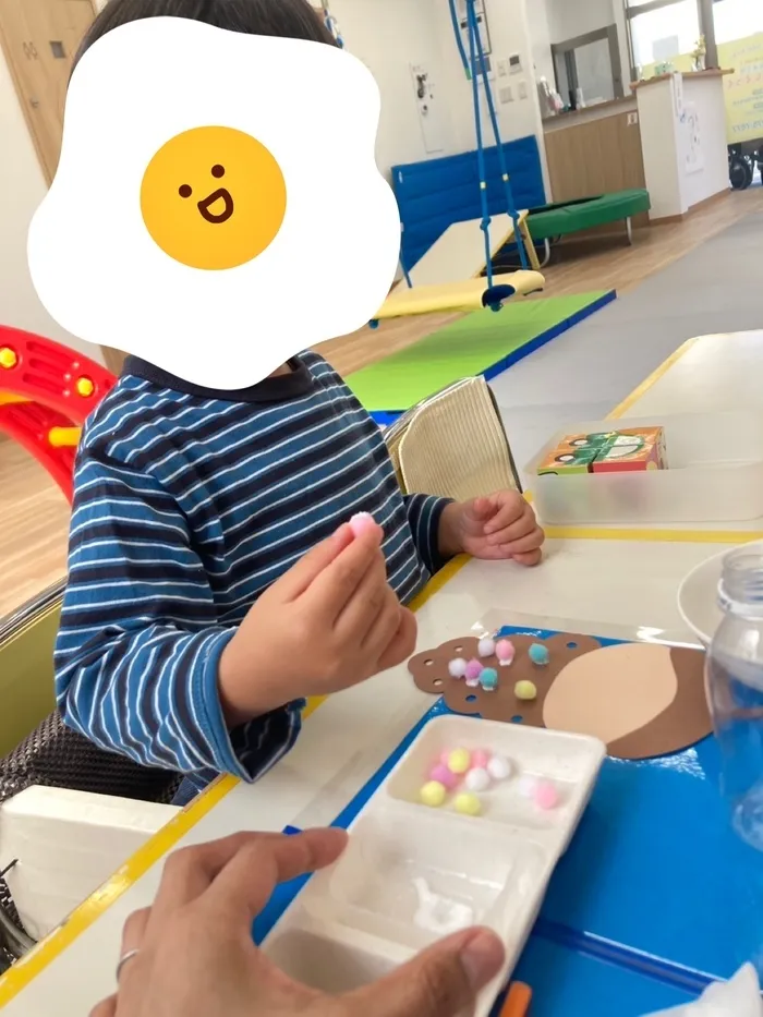 児童発達支援　なかよしくっく/年少男の子　製作11月…秋