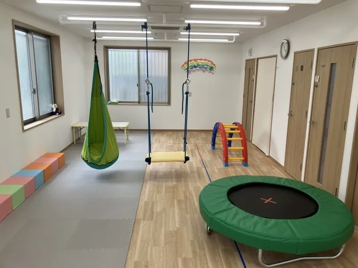 児童発達支援　なかよしくっく/1F全体の室内の様子です