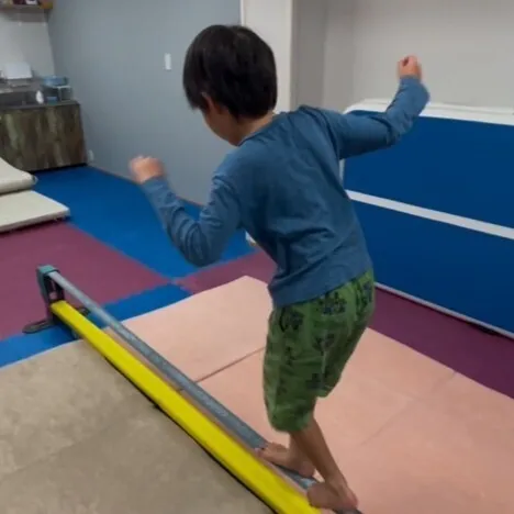 チャレンジ mini/スラックラインで“体幹と集中力”を育てる