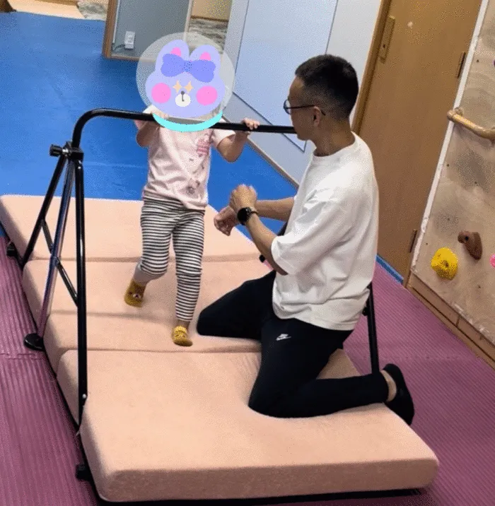 チャレンジ mini/鉄棒が育てる“握る力”と“逆さ感覚”