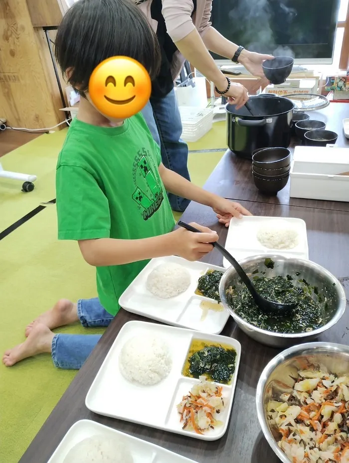 「就労準備型」放課後等デイサービスNESTING寺家/食事の配膳～♪　