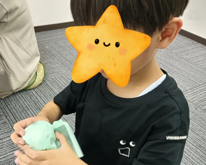 【心理士:完全監修】ポラリスステップ東大成教室【空きあり！利用相談受付中！】/指先集中🌼花紙でつくるてるてる坊主☀️